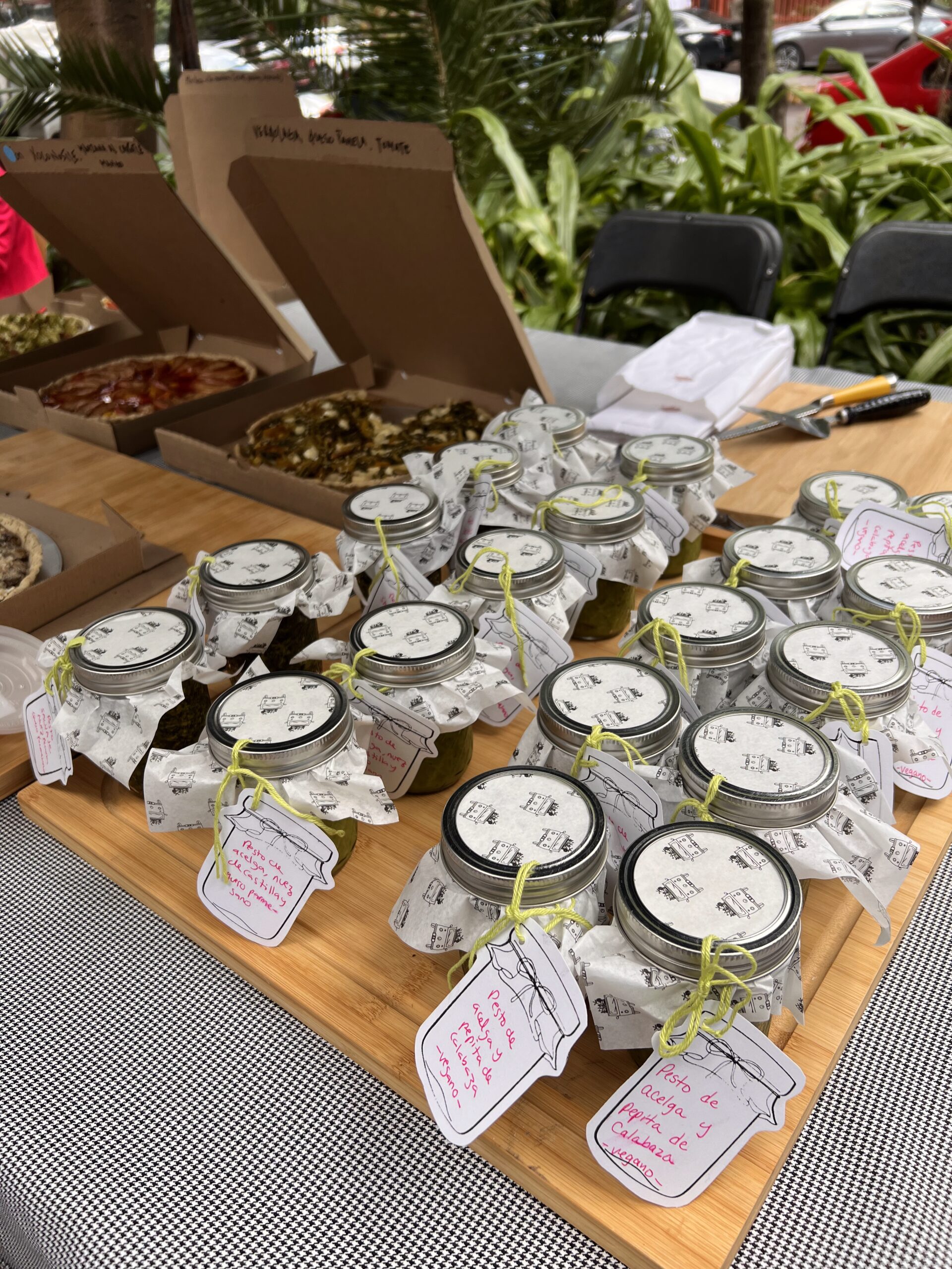 Nuestros pestos de acelgas rescatadas de Dalias y Julietas y de hierbas salvajes del Abejedario en el Mercado El Cien