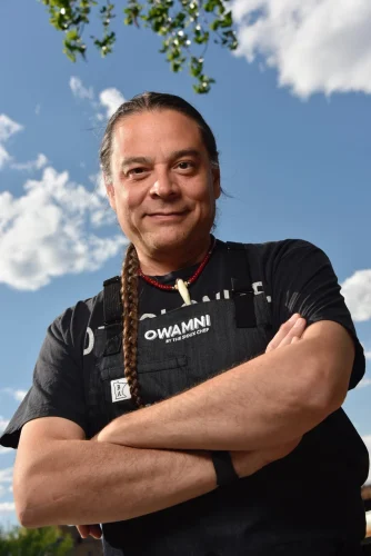 Sean Sherman (1974) es un chef, autor y activista Oglala Lakota conocido como "The Sioux Chef". Se ha consolidado como la figura líder en la revitalización de los sistemas alimentarios indígenas en América del Norte.